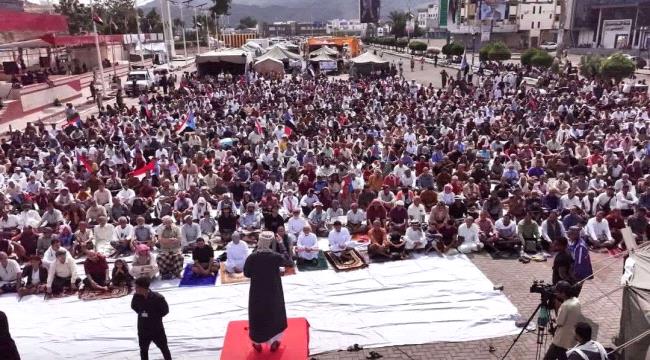 حشود غفيرة تؤدي صلاة الجمعة في ساحة الاعتصام بالعاصمة عدن تحت شعار 