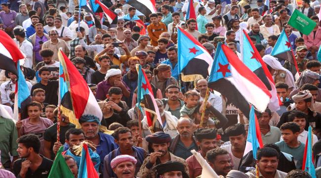 تواصل التوافد الجماهيري إلى ساحة الاعتصام المفتوح بالعاصمة عدن