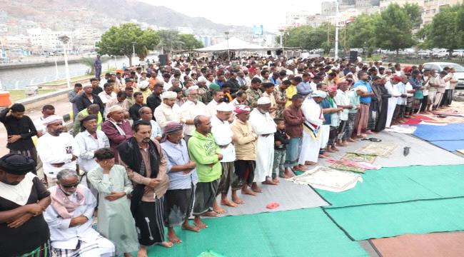 جموع من المصلين يؤدون صلاة 