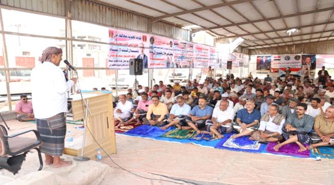 أبناء أبين يؤدون صلاة 