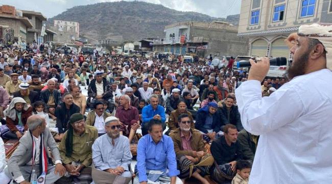 أبناء الضالع يؤدون صلاة الجمعة في ساحة الاعتصام المفتوح تحت شعار 